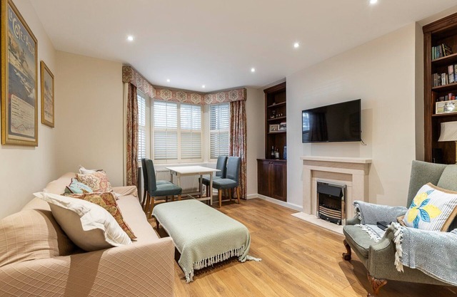 Elegant Two Bedroom Flat in Redcliffe Gardens