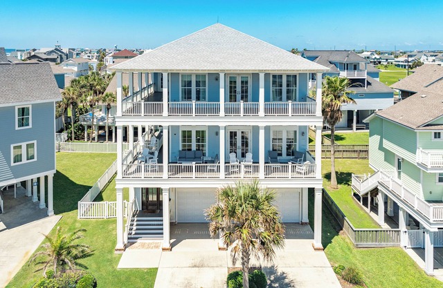 Elevator, Hot Tub, Great Gulf Views, 3rd house from Beach, Great Family Getaway!