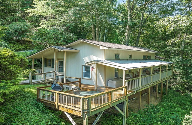 Elk hangout! Private Hot Tub, High-speed WIFI, peaceful sounds of the creek!
