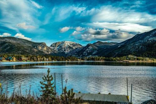 Elk Run cabin steps to lake, In town, 5 min to RMNP
