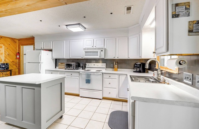 Ellijay Cottage w/Creek Access & Private Hot Tub!