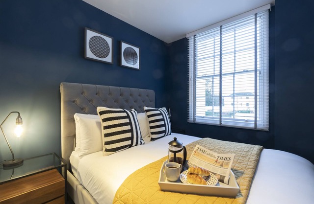 Elliot Oliver - Luxury 2 Bedroom Regency Apartment With Parking & EV Charger