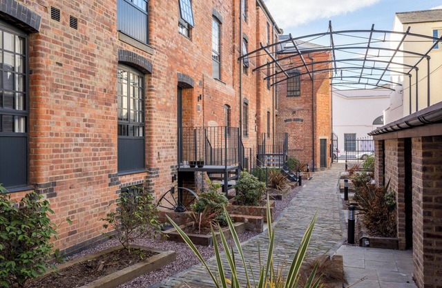 Elliot Oliver - Stylish 2 Bedroom Town Centre Apartment