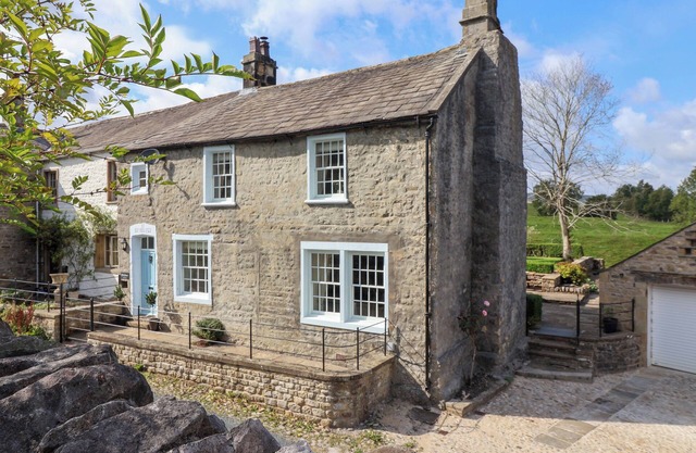 ELLIS HOUSE, family friendly, character holiday cottage in Airton