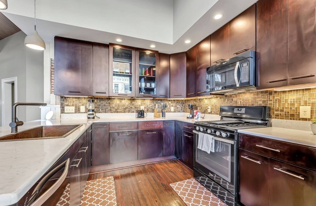 Elm St. Retro Retreat - Downtown Condo