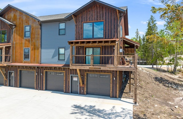 Embers Gulch 1 brand new duplex, wifi, hot tub, paved roads, shared pool access