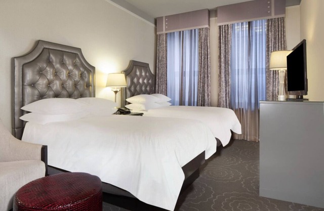 Embrace Downtown Vibes! 3 Comfortable Rooms Near Ohio Street Beach
