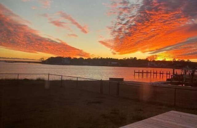 Emerald Isle, Atlantic Beach, Beaufort. Cottage is waterfront on ICW.