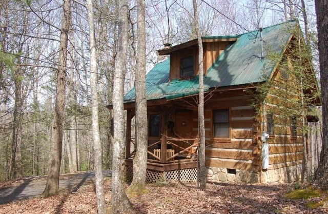 Emerald Pines - 1 Bedrooms, 1.5 Baths, Sleeps 4 Cabin by RedAwning