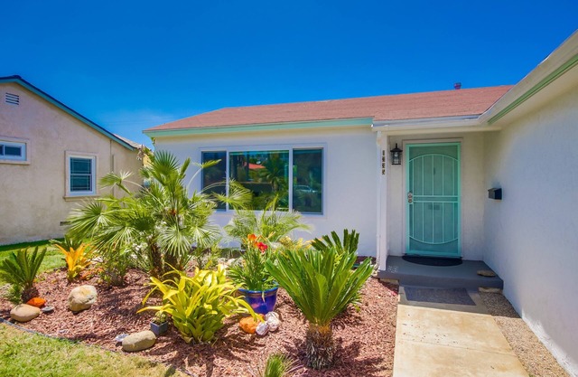 Emerald Sea - 2 BD beach cottage with large yard - pet friendly
