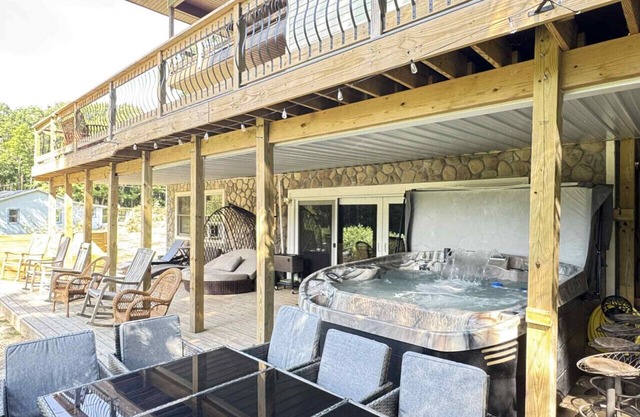 Emerald Shores - walk to beach, hot tub, pets