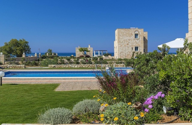 Emerald Villa - Four Bedroom Villa, Sleeps 8