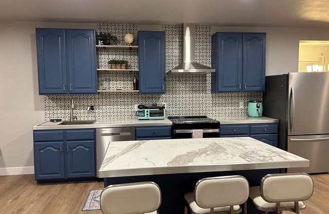 Enchanting 2-bedroom basement apartment with mini library in Saratoga Springs