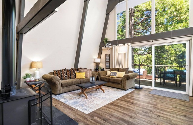 Enchanting 5 Star Alpine Chalet, 5 Min from Pinecrest Lake! Book Winter Ski Now!