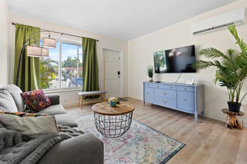 Enchanting cozy Apartment 10 min away from airport, Calle 8, Brickell, Coral Gables, the beach and more!