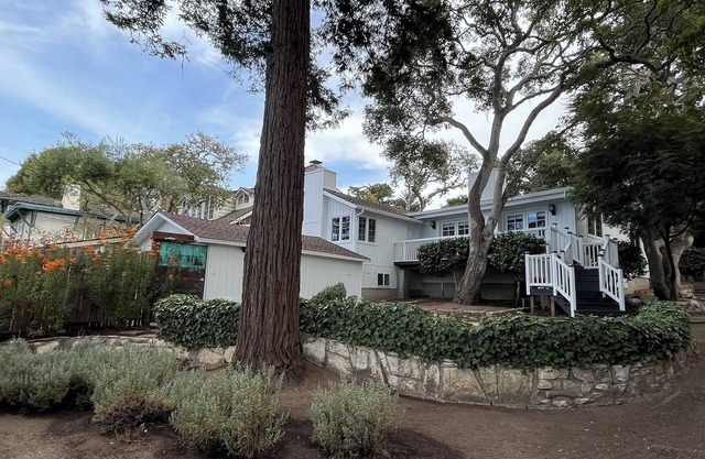 Enchanting Golden Rectangle Cottage with Fantastic Location & Filtered Sea Views