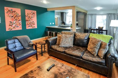 Enchanting Upper Unit with City Charm