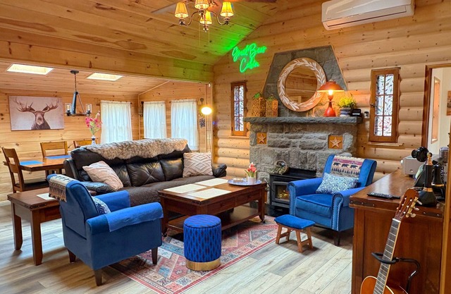 EnchantingCabin-HugeDeck, Firepit, nearby Lakes, Hiking Trls & BethelWoods Fun