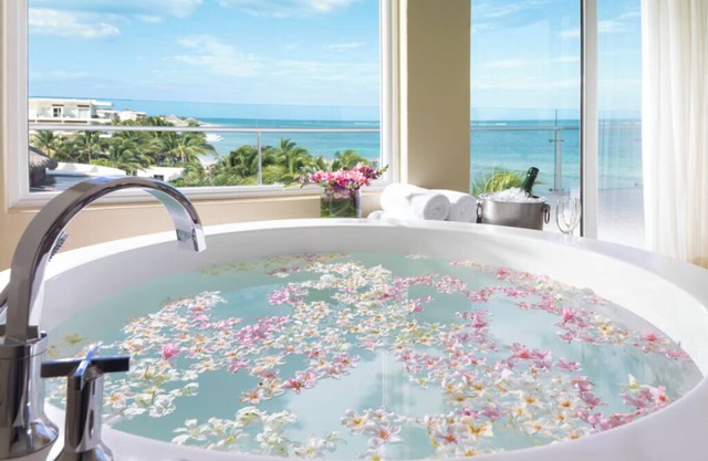 Endozi Elite Suite - Luxurious Oceanfront Stay with Premium Services