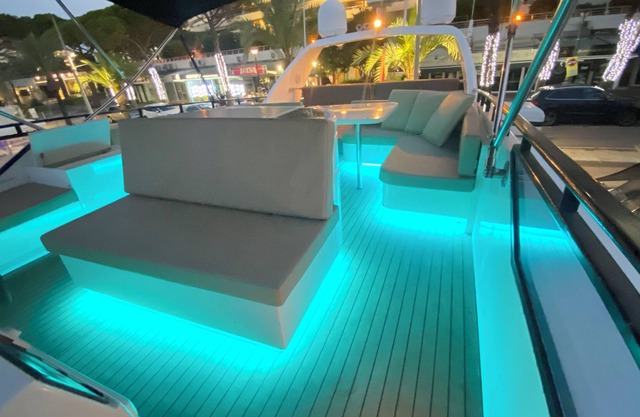 Enjoy a cozy Yacht! Beautiful Beaches, restaurants bars supermarket 5 min walk .