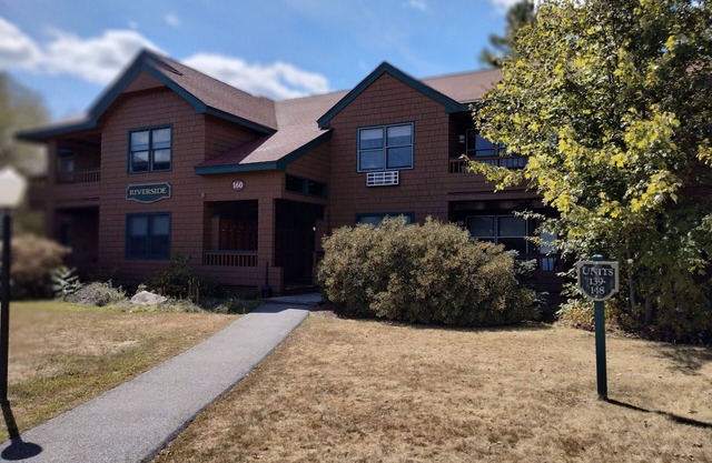 Enjoy all the Deer Park amenities at this river view efficiency condo!
