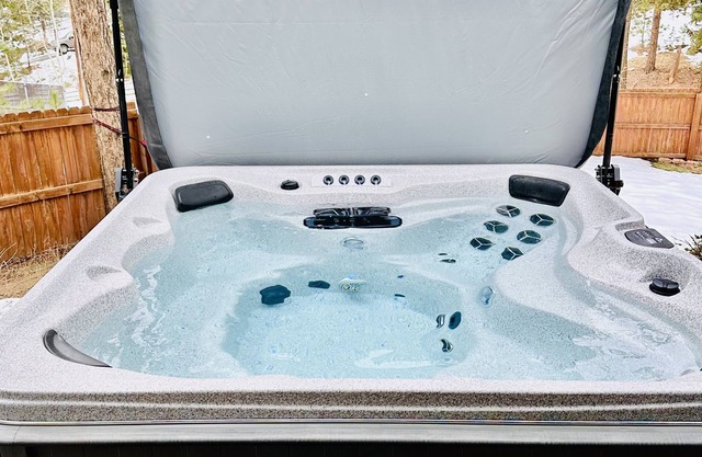 Enjoy Colorado with soaring pines, wildlife & 6 seat hot tub.