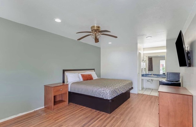 Enjoy Free Breakfast in a Spacious Room Close to Major Downtown Attractions