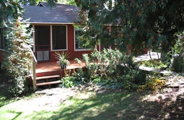 Enjoy the view at this quaint lakefront cottage!