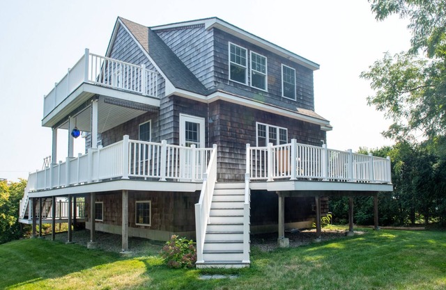 Enjoy views of Narragansett Bay, minutes to Newport