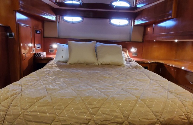 Enjoyable 3-bedroom luxury boat with WiFi in Vancouver