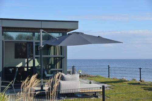 Enkhuizer Strand Chalet Beach Oase Erste Reihe mit Zaun Haus Nr 248