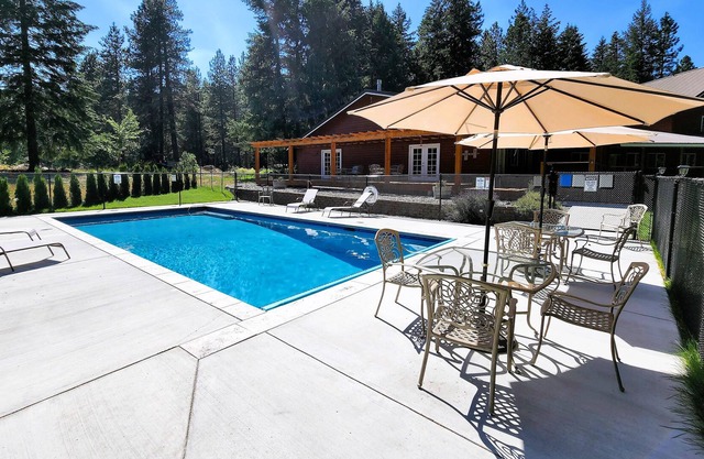 Enormous Mountain Lodge - POOL / HOT TUB / Pool Table / Chef Kitchen