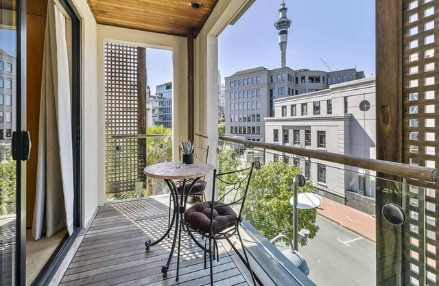 Enormous One Bedroom Beauty in CBD! Free Parking