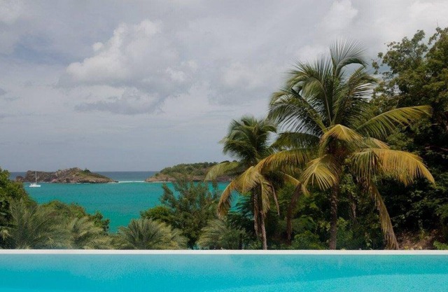 *Enquire with us Directly at Exceptional Villas for best rates* 5 bedroom beach house in Galley Bay