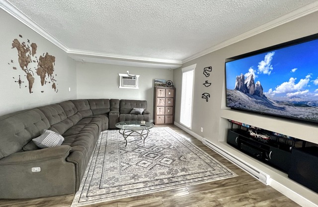 Entertain w/Fire Pit, Patio, Yard, Huge TV & BBQ. Quiet neighbourhood. Pets OK