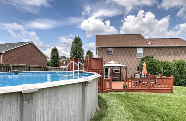 Entertaining & Comfortable 3 Bedroom Home w/Outdoor Pool