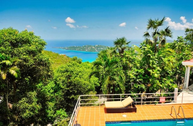 Entire 2-story house with pool and hot tub- 5 minutes from beach