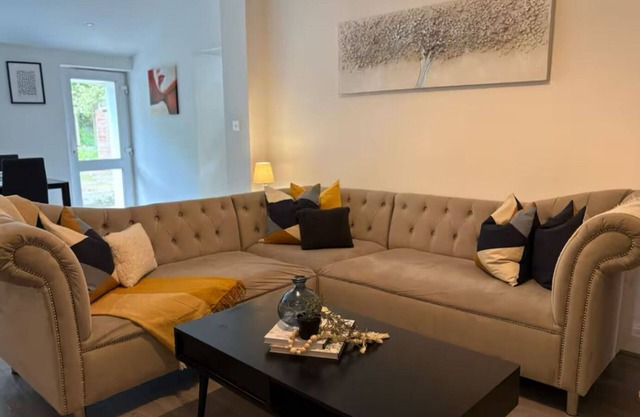Entire 2BR/3Bed House by Carr Mill Dam - Free Parking, Near Liverpool, Sleeps 6