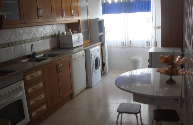 Entire 3 Bedroom Apartment + Private WC 15min to Lisbon by car.n* Daily fee p/p
