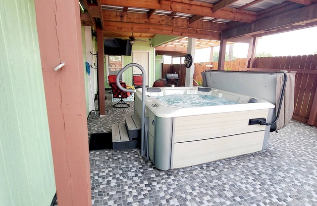 ENTIRE APARTMENT with Private Hot Tub nOutside of San Marcos City