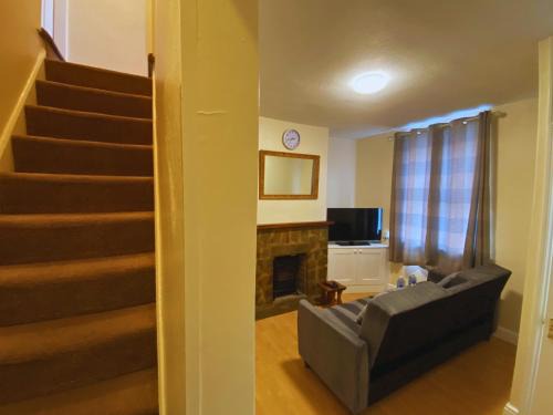 Entire Banbury House - Walking Distance To The Station & Shops