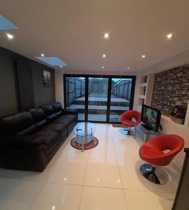 Entire Contemporary & spacious home & free street parking