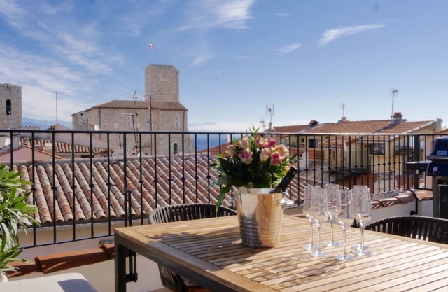 Entire fully renovated town house sea-view rooftop terrace, AC for 6