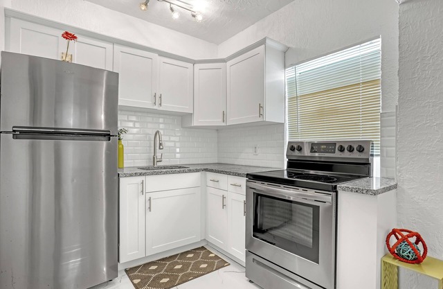 Entire guesthouse in Hutchinson Island Walk To Beach/Restaurants