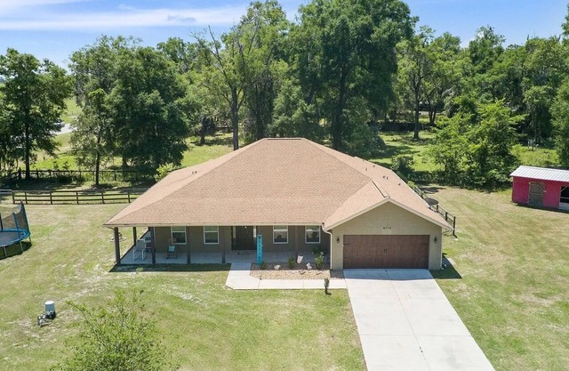 Entire Home, 5 minutes to WEC and FAST, 3bd, 3 bath FENCED 1 acre King bed.
