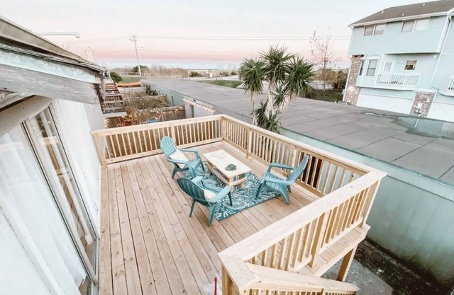 Entire home in Galveston with beach views and private garage parking