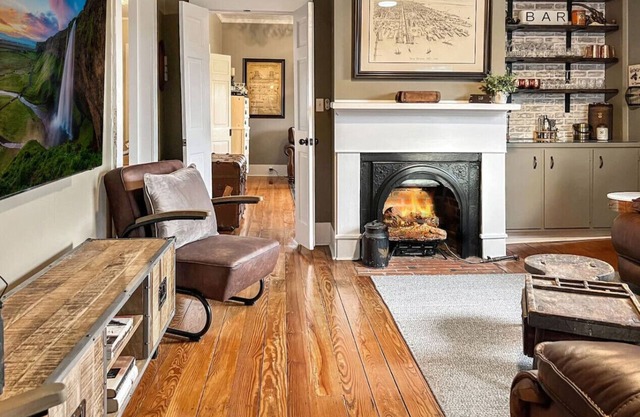 Entire Home, Located Downtown with easy walk to shopping and dining!