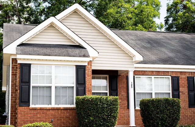Entire Home, Queen Beds, Near Dining & Shopping