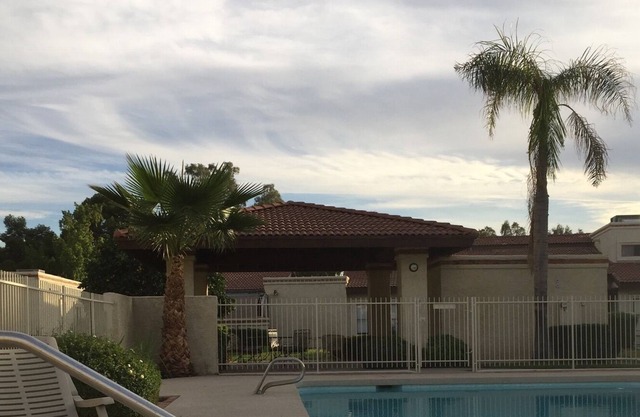 Entire Home, Sleeps 4, Bungalow style in central Phoenix