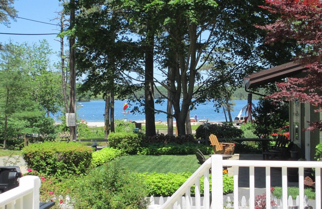 Entire House on Peters Pond - Short walk to Private Beach